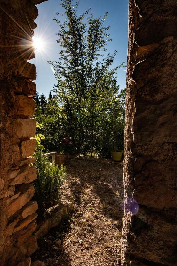 Une Calade Et Des Plumes Hotel Mallefougasse-Auges Exterior photo